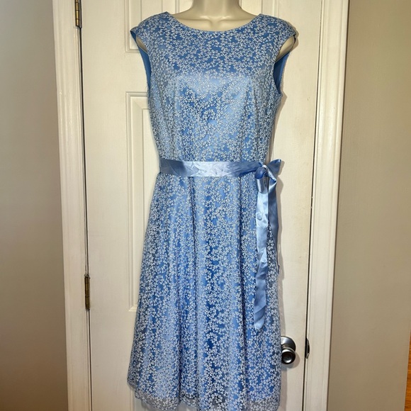 Tahari Sleeveless Carolina Blue White/Silver Sheer Overlay w Ribbon Sash | Sz 4 - Picture 2 of 13